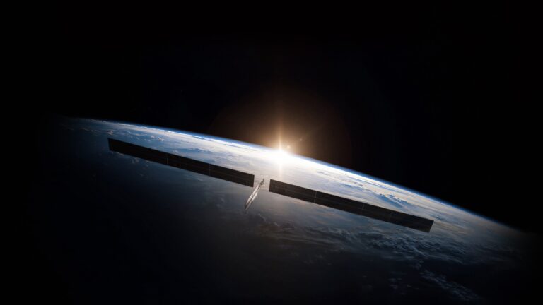 Starmind déploie un million de satellites solaires, surpassant Starlink par 100 fois.