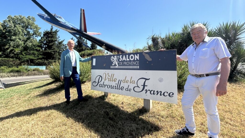 Fouga Magister installé sur le rond-point de l’École de l’air à Salon-de-Provence