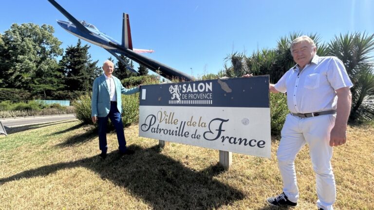 Fouga Magister installé sur le rond-point de l’École de l’air à Salon-de-Provence
