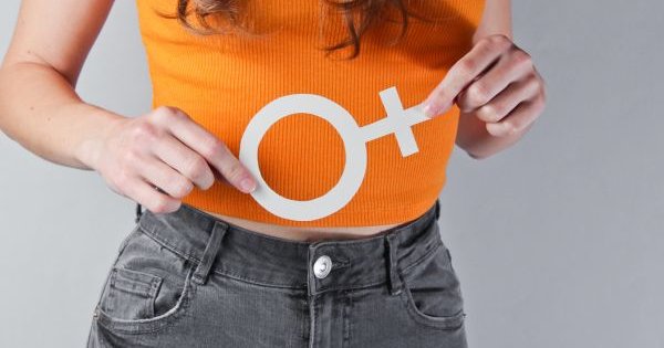 Le PQ adopte une position sur les droits des femmes en réponse aux débats contemporains.