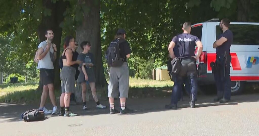 Manifestants No G7 convergent vers le parc Mon Repos à Genève, sous surveillance policière.
