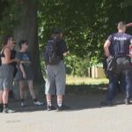 Manifestants No G7 convergent vers le parc Mon Repos à Genève, sous surveillance policière.