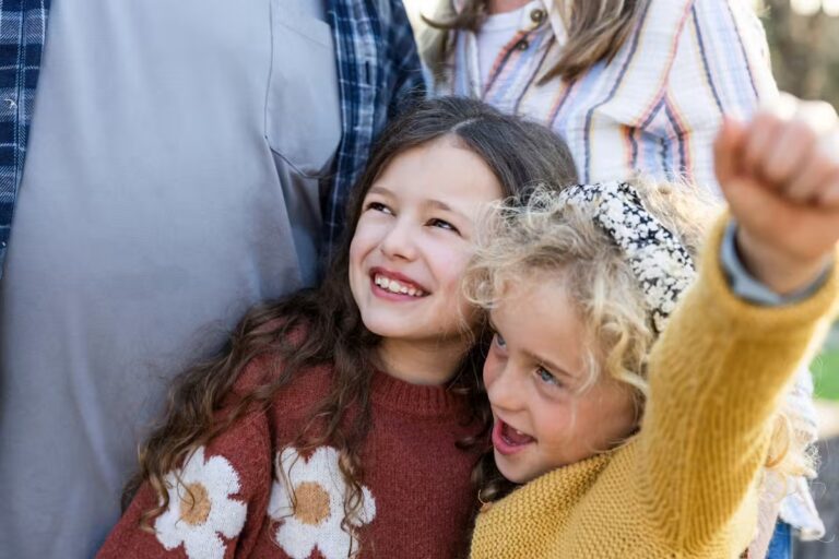 Trois phrases pour apaiser les comparaisons entre cousins chez les grands-parents.