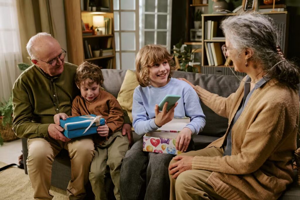Grands-parents et cadeaux : trois phrases pour gérer l’excès auprès des enfants.