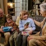 Grands-parents et cadeaux : trois phrases pour gérer l&rsquo;excès auprès des enfants.