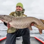 Lacs en dégradation : déclin des truites et des basses, prospérité des brochets et des dorés.