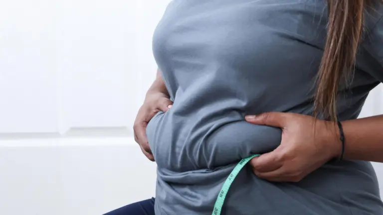 Des chercheurs identifient les mécanismes déclencheurs de la graisse abdominale liée à l’âge.