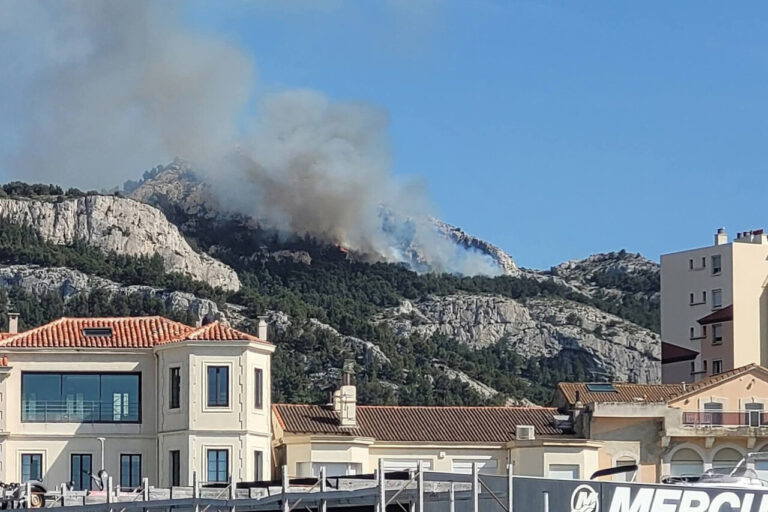 Feu de forêt près de Marseille, d’importants moyens déployés, secteur à éviter.