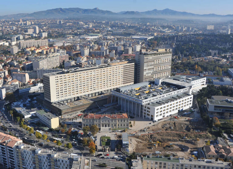 Bébé de 18 mois retrouvé inconscient dans une voiture à Marseille meurt à l’hôpital