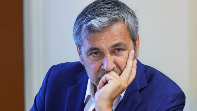 Avignon : le maire Olivier Galzi présente un bilan financier alarmant de la ville.