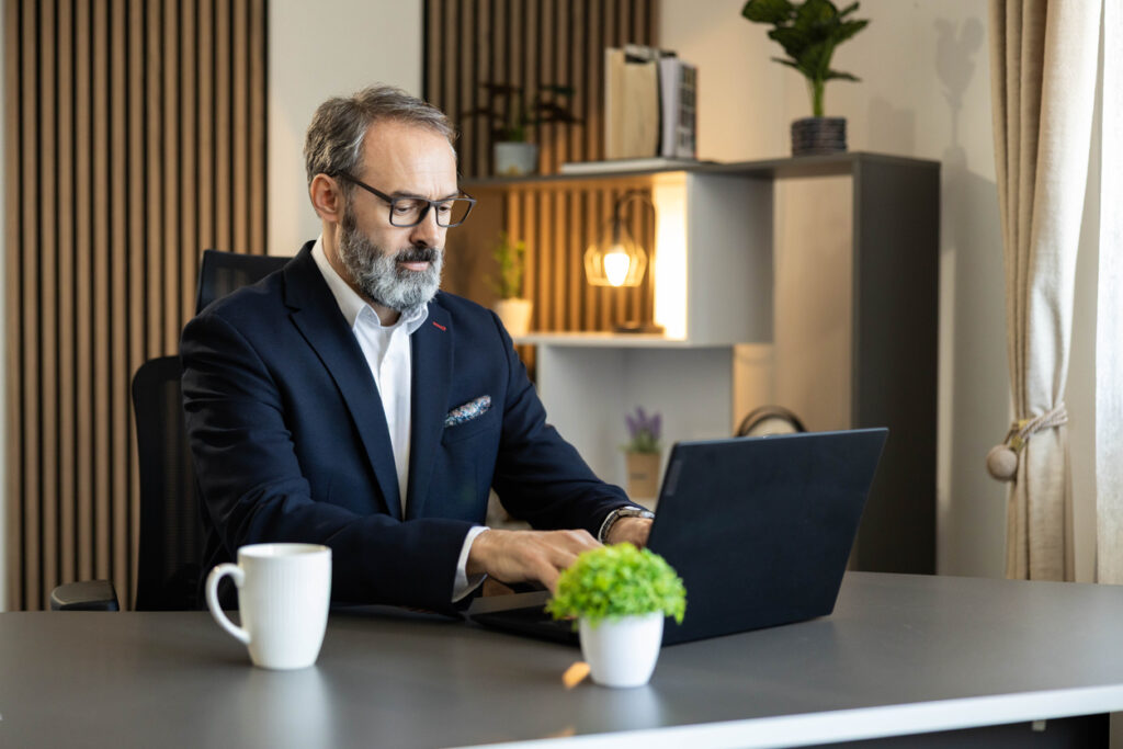Choisir une plateforme intranet : critères essentiels pour les décideurs en entreprise.
