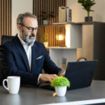 Choisir une plateforme intranet : critères essentiels pour les décideurs en entreprise.