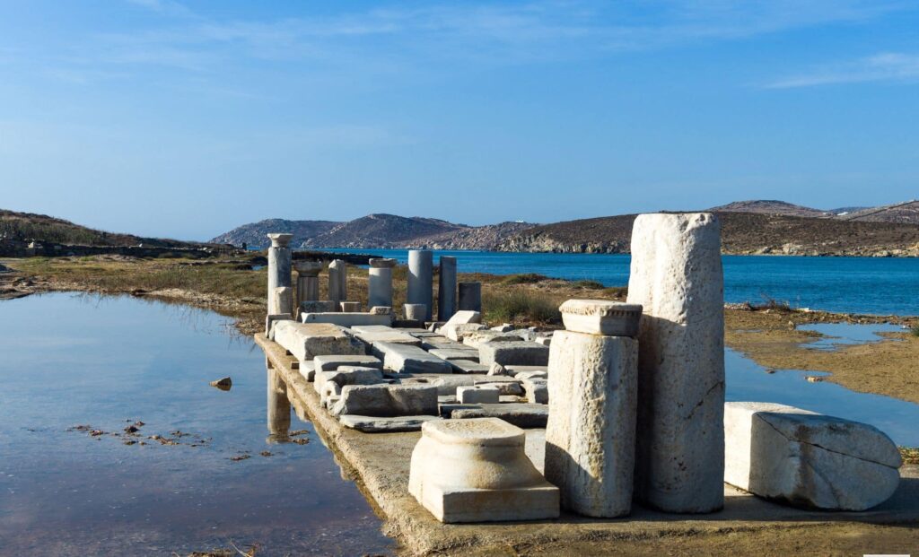 Une île grecque de 3 km² interdites de nuit révèle des mystères des Cyclades.