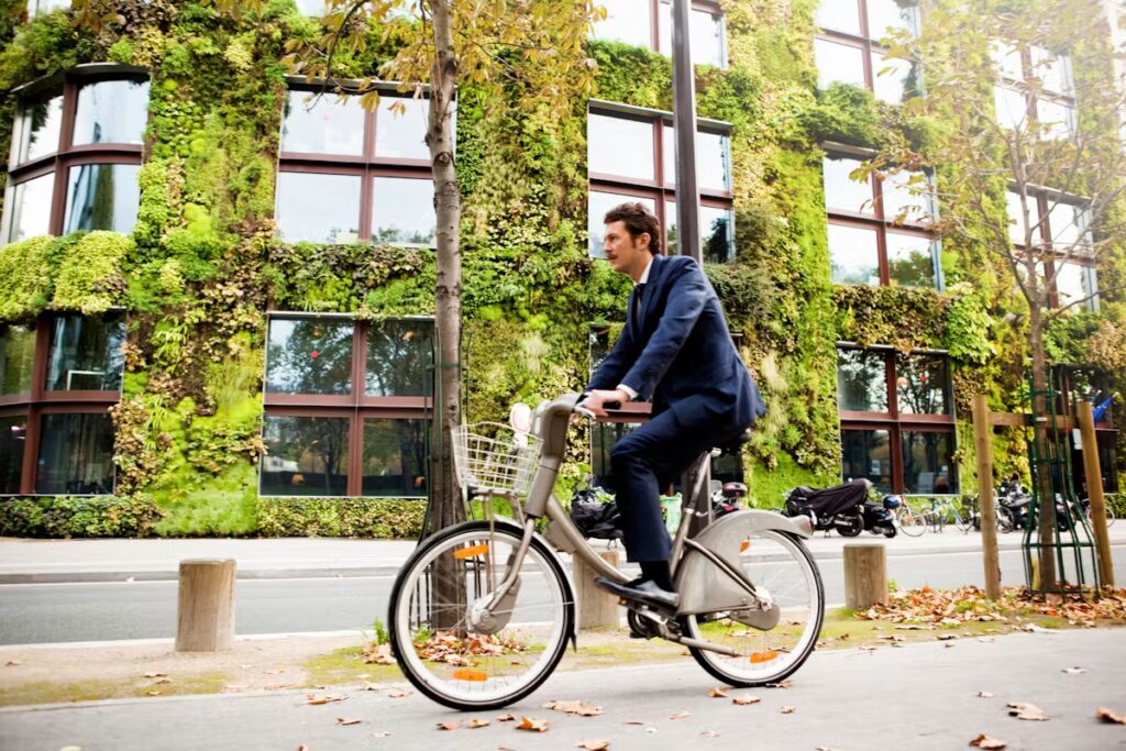 Murs végétalisés : une solution adoptée par les villes pour atténuer la chaleur urbaine.