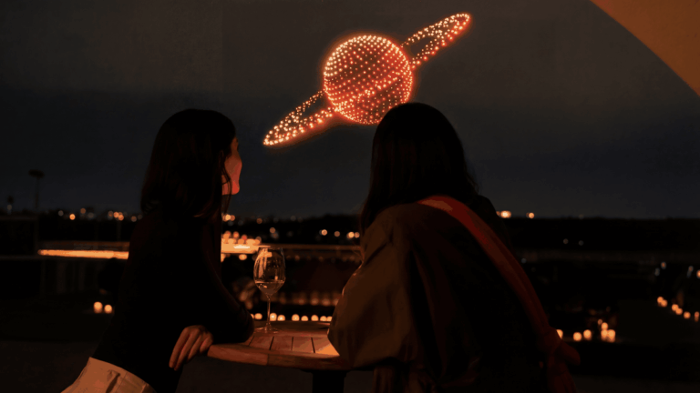 Spectacle de drones lumineux au Stadium de Toulouse transforme le ciel en tableau vivant