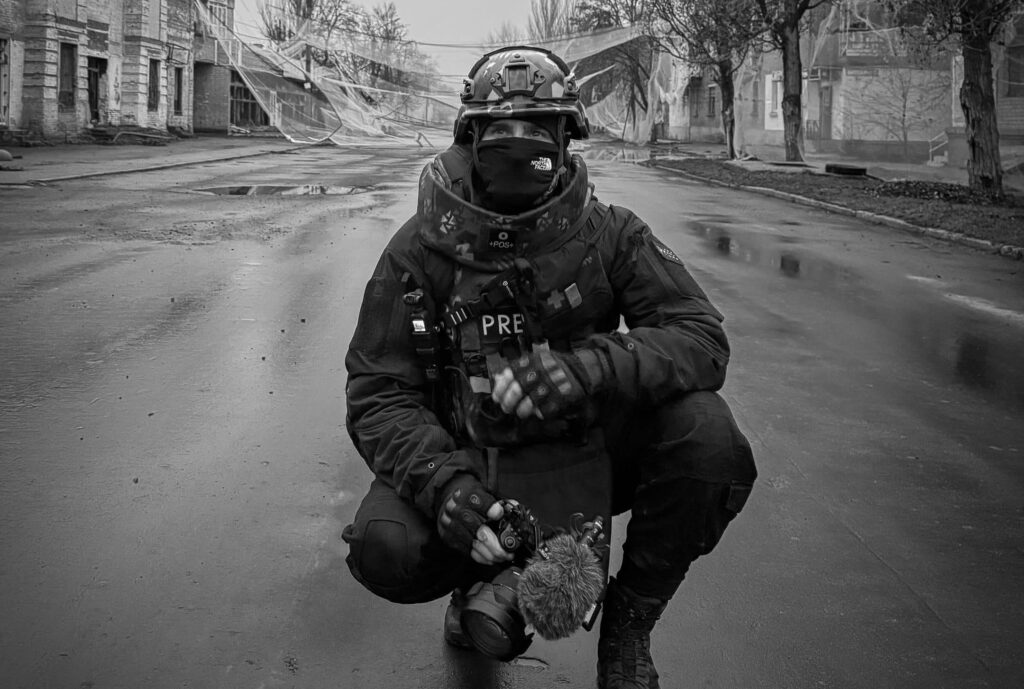 Drones en zone de conflit : les reporters de guerre face à la légitimité de la défense personnelle