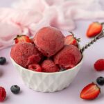 Fabrication de sorbet aux fruits rouges maison : une alternative saine et rafraîchissante.