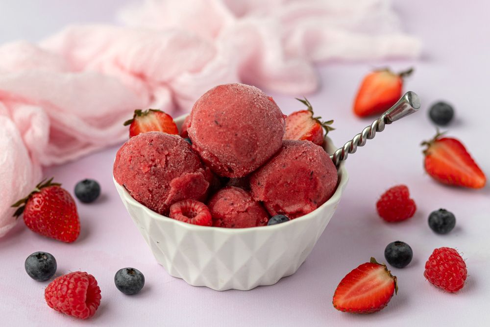 Fabrication de sorbet aux fruits rouges maison : une alternative saine et rafraîchissante.