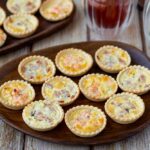 Mini quiches apéritives au Boursin avec saumon fumé ou bacon : une recette simple à réaliser.