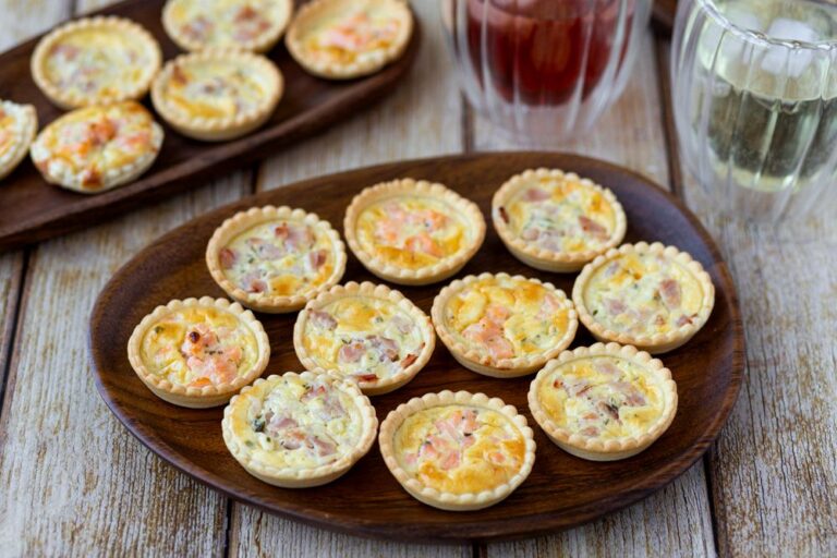 Mini quiches apéritives au Boursin avec saumon fumé ou bacon : une recette simple à réaliser.