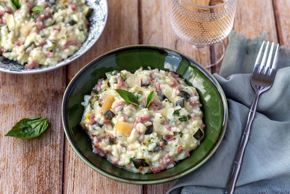Risotto à la courgette, bacon et parmesan : une recette italienne traditionnelle revisité.
