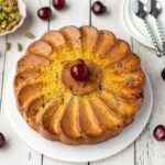 Gâteau moelleux à la pistache et cerises : une recette traditionnelle revisitée en France