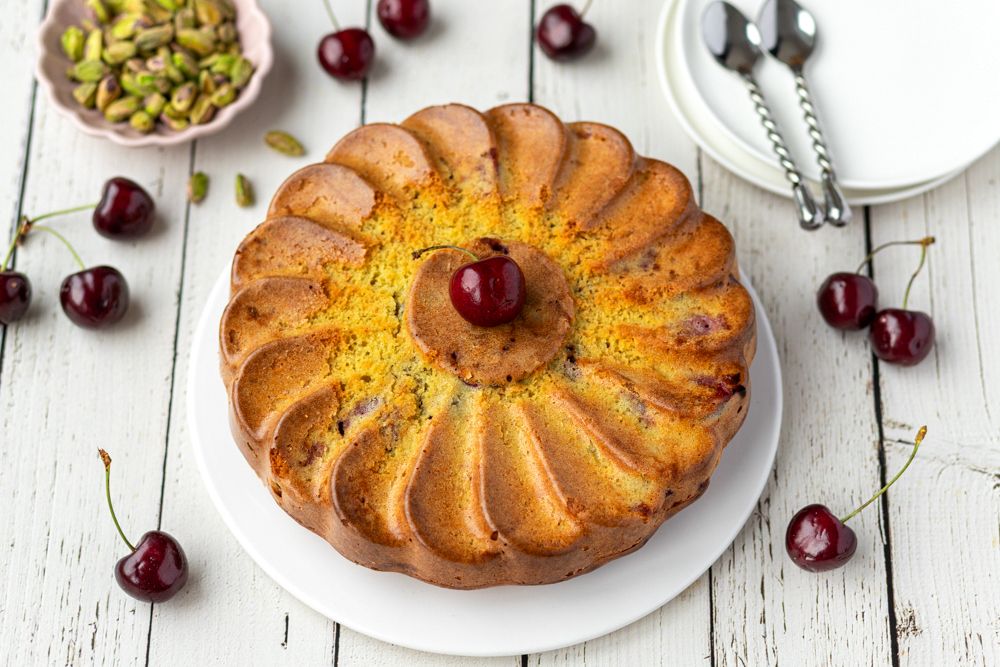 Gâteau moelleux à la pistache et cerises : une recette traditionnelle revisitée en France