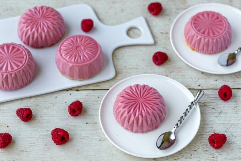 Recette d’entremets individuels à la framboise faciles pour les chefs pâtissiers amateurs.