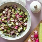 Salade de lentilles aux crudités : une option nutritive pour les cantines scolaires en France.