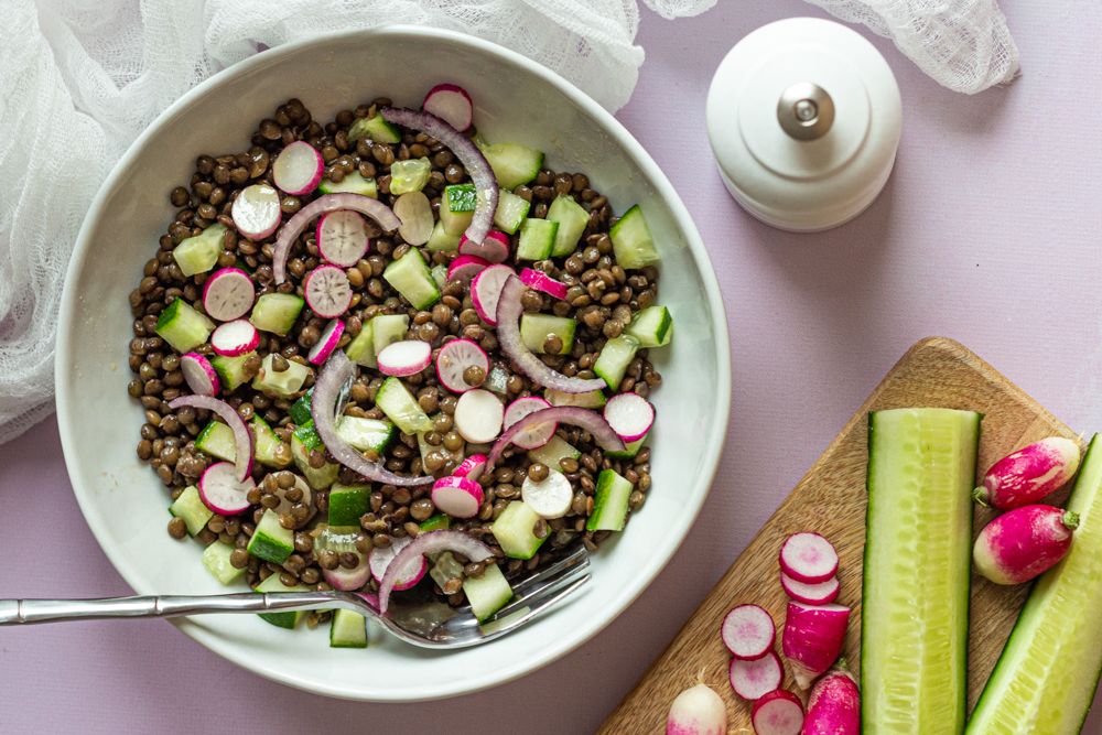 Salade de lentilles aux crudités : une option nutritive pour les cantines scolaires en France.