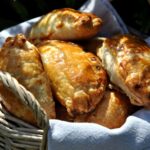 Empanadas au bœuf et légumes : une recette traditionnelle de la cuisine latino-américaine.