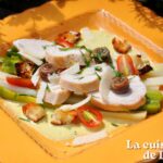 Salade de poulet et anchois servie sur un lit de poireaux : une recette simple à réaliser.