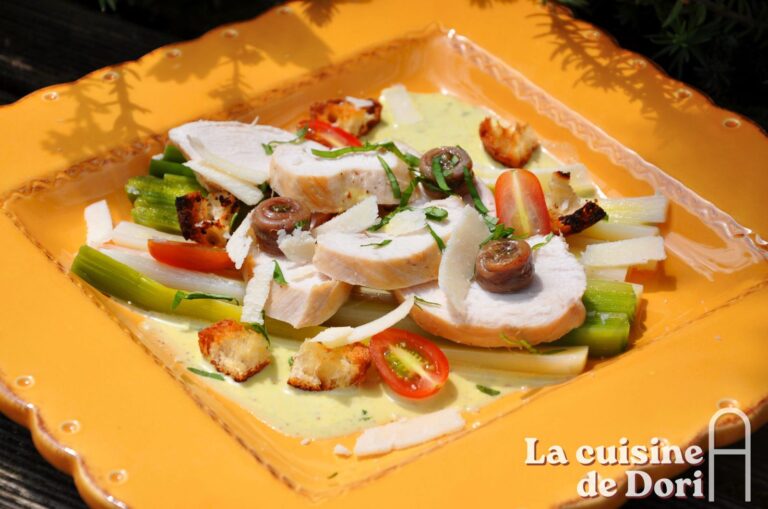 Salade de poulet et anchois servie sur un lit de poireaux : une recette simple à réaliser.