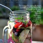 Boisson rafraîchissante au concombre, myrtilles, fraises et menthe : une recette de saison.