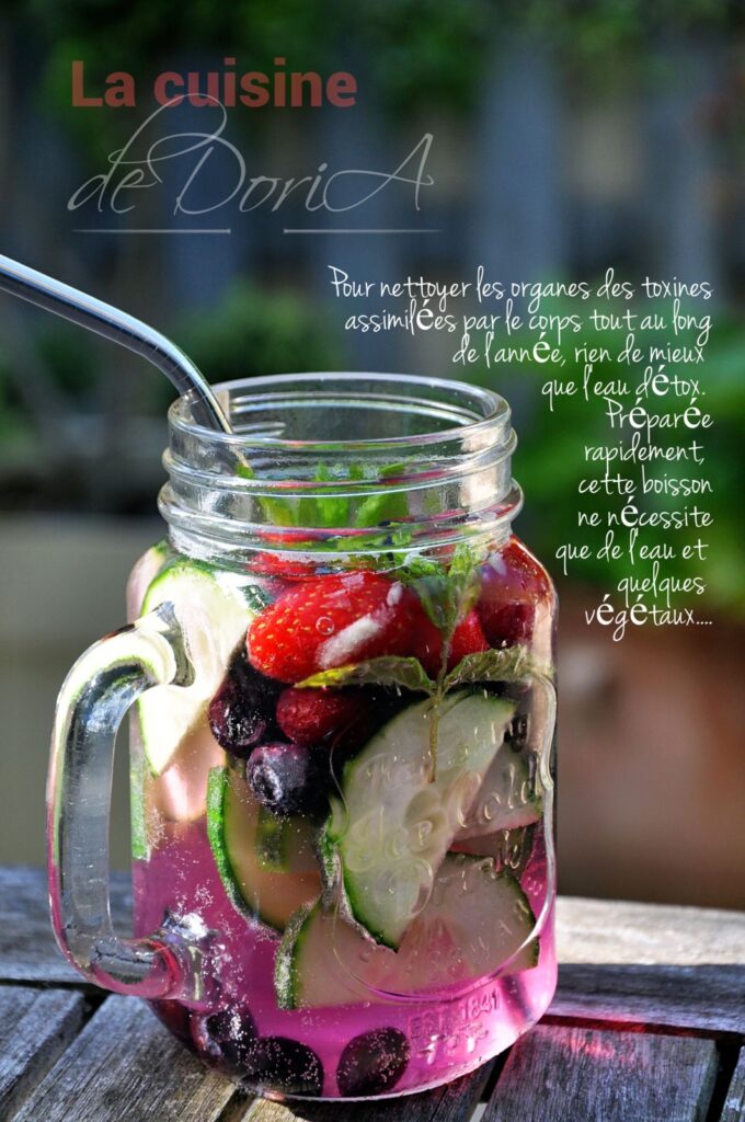 Boisson rafraîchissante au concombre, myrtilles, fraises et menthe : une recette de saison.