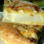 Tarte aux poires et aux amandes : une recette traditionnelle française revisitée.
