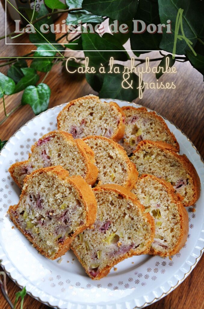 Rhubarbe et fraises : un cake traditionnel revisité dans la gastronomie française.