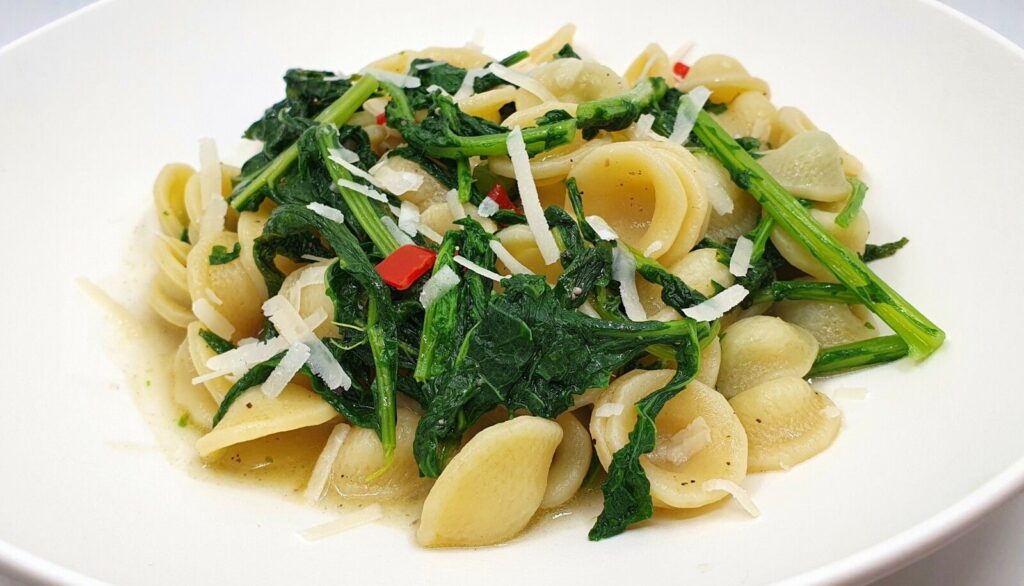 Orecchiette à la cime di rapa : un plat traditionnel des Pouilles en Italie.