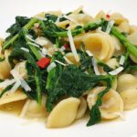 Orecchiette à la cime di rapa : un plat traditionnel des Pouilles en Italie.