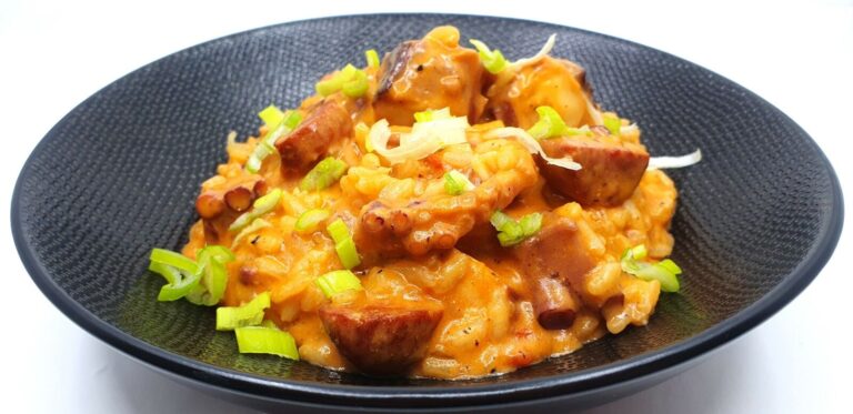 Risotto au poulpe et chorizo : une recette méditerranéenne appréciée dans les restaurants espagnols.