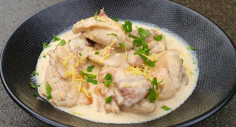 Poulet à la crème et au citron : une recette traditionnelle de la cuisine française.