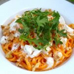 Pâtes à la crème de poivrons, noix et roquette : une recette italienne revisitée.