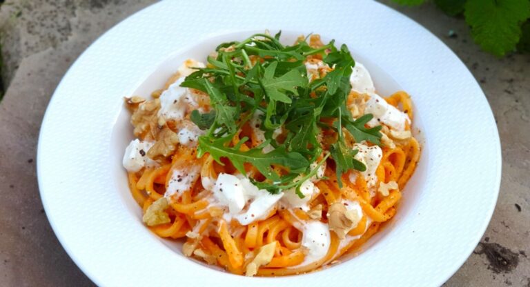 Pâtes à la crème de poivrons, noix et roquette : une recette italienne revisitée.