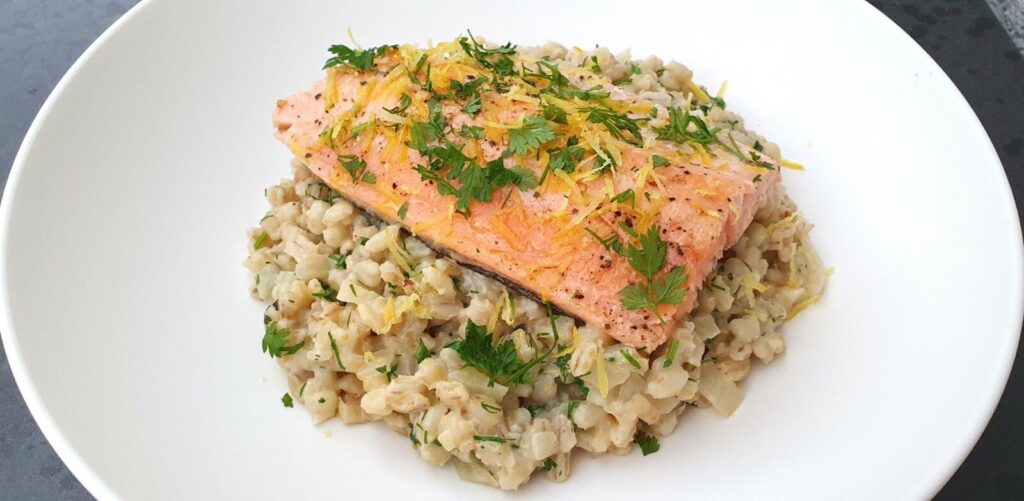 Risotto d’orge au fenouil et truite saumonée : une recette saine pour les restaurants français.