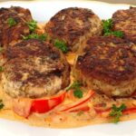 Steaks hachés maison avec sauce aux poivrons et à la crème : une recette simple à réaliser.