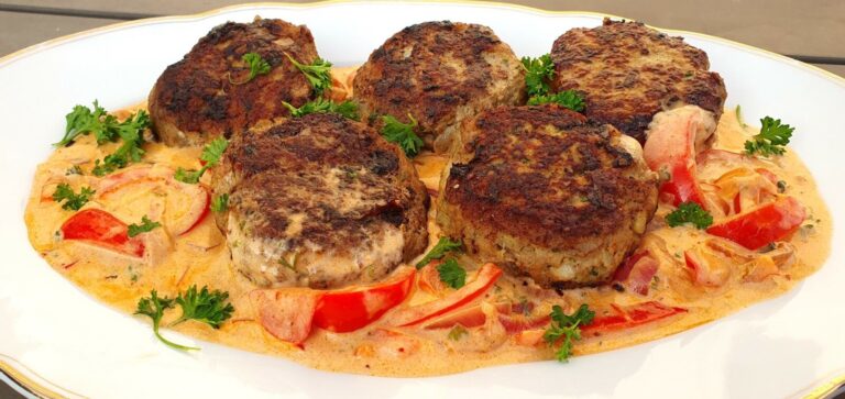 Steaks hachés maison avec sauce aux poivrons et à la crème : une recette simple à réaliser.