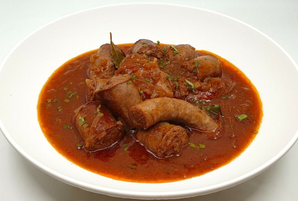 Salsiccia in umido : recette traditionnelle italienne à base de saucisse et légumes.