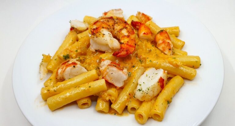 Pâtes aux crevettes en sauce crème et piment : une recette appréciée des chefs italiens.
