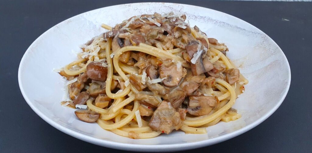 Spaghettis aux bolets et champignons de Paris : une recette traditionnelle française en hausse.