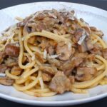 Spaghettis aux bolets et champignons de Paris : une recette traditionnelle française en hausse.